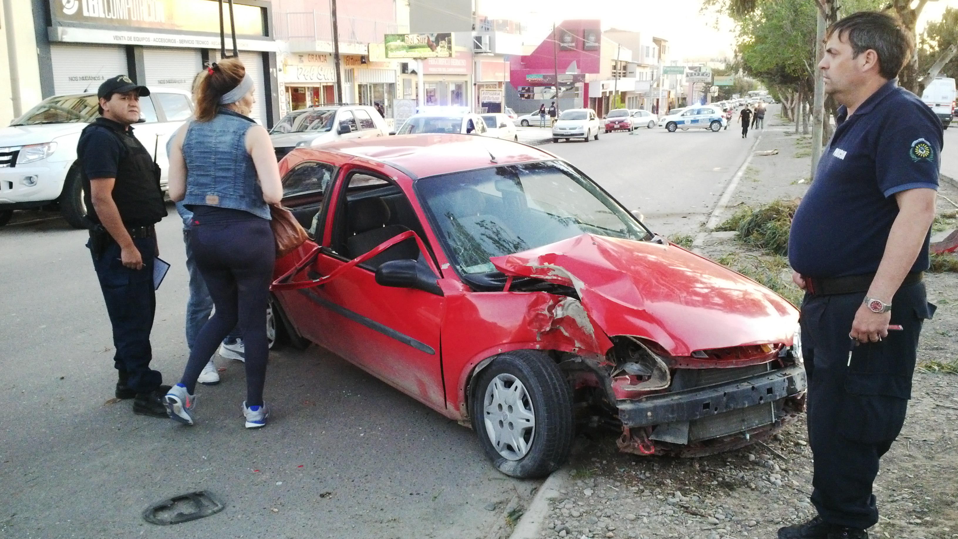 Grave accidente con dos heridos en Av. Kennedy
