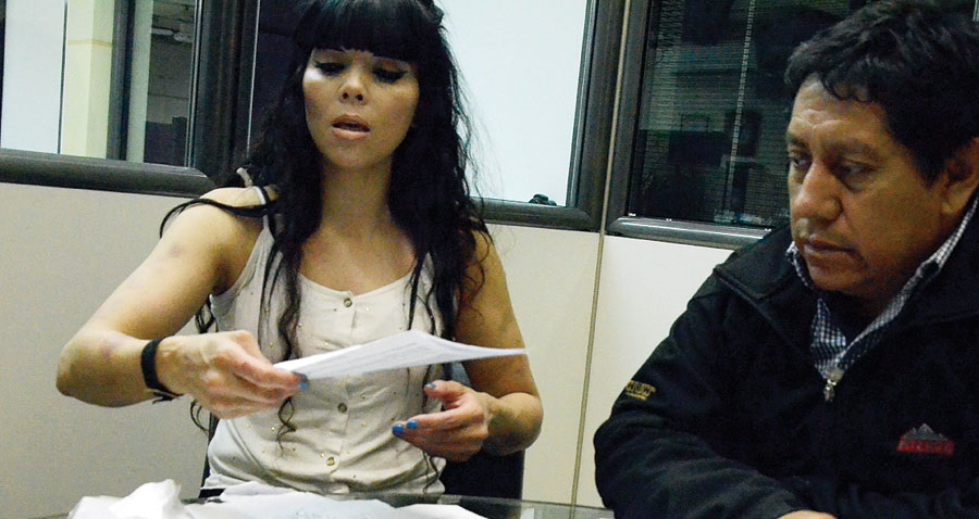 Mujer ex policía denunció golpes de efectivos