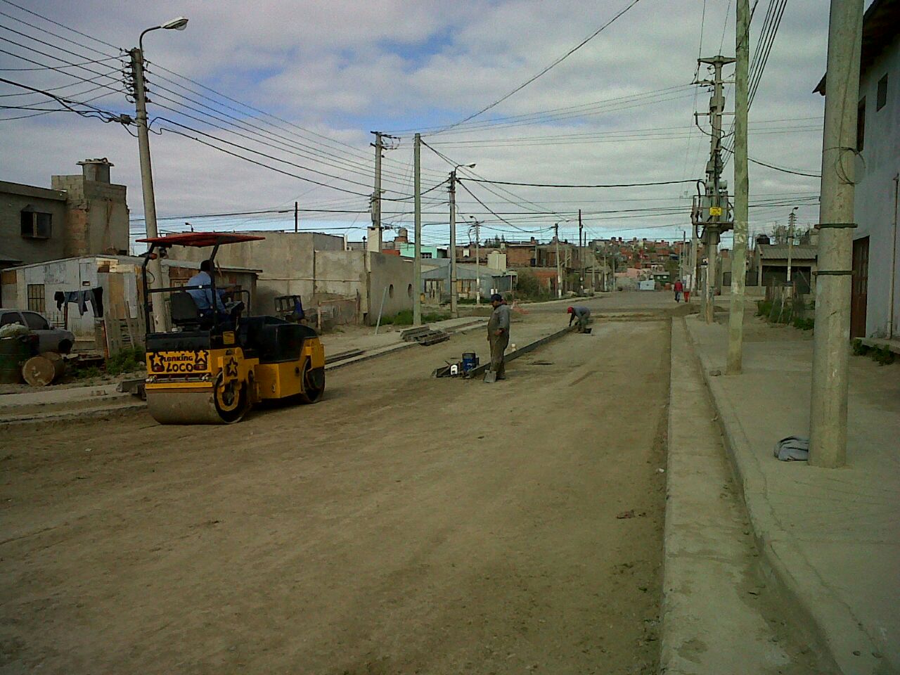Avanzan obras de pavimento en los barrios