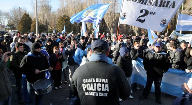 Se acuarteló la policía en Santa Cruz