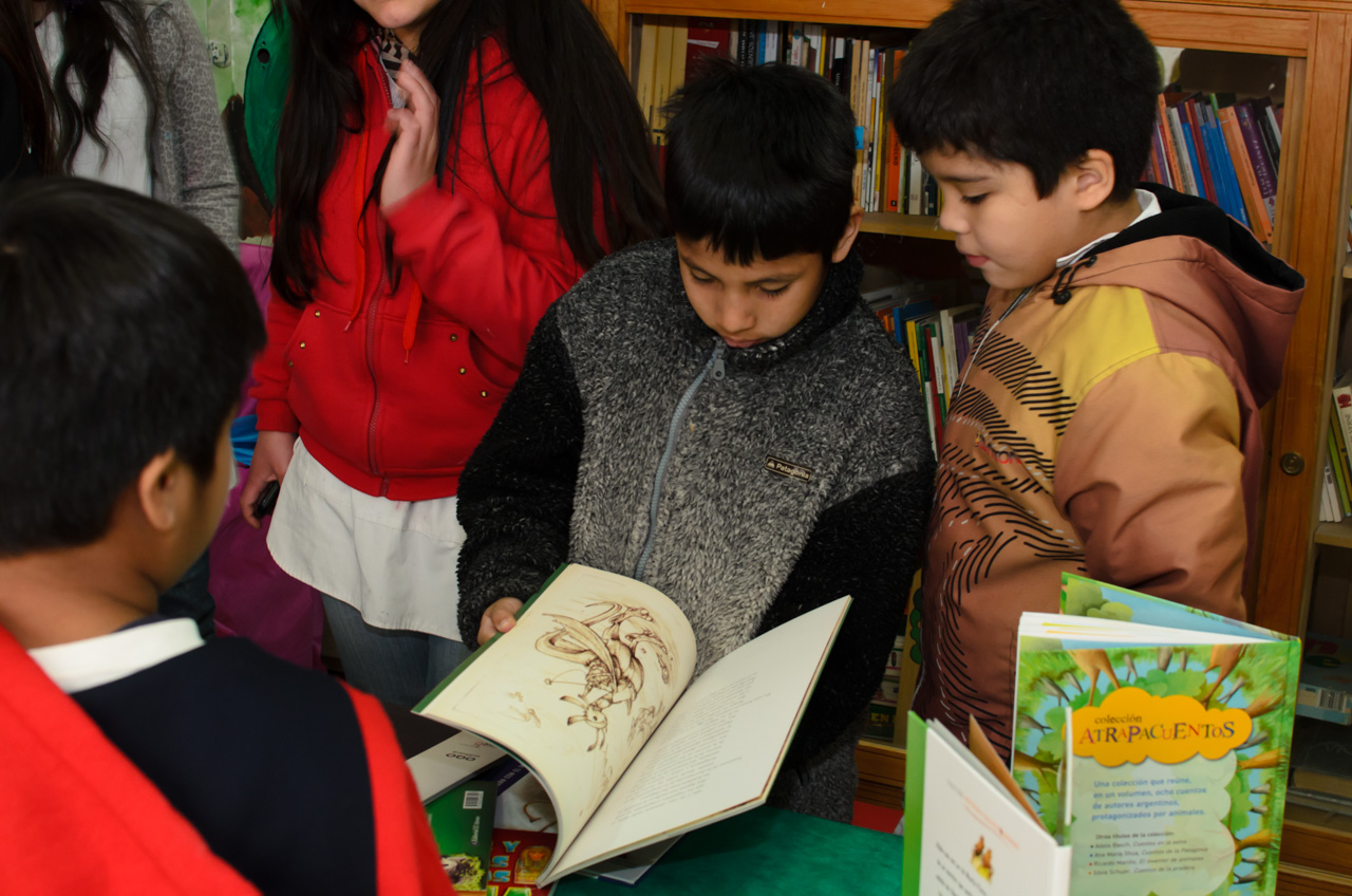 PAE entregó 1200 libros en Santa Cruz