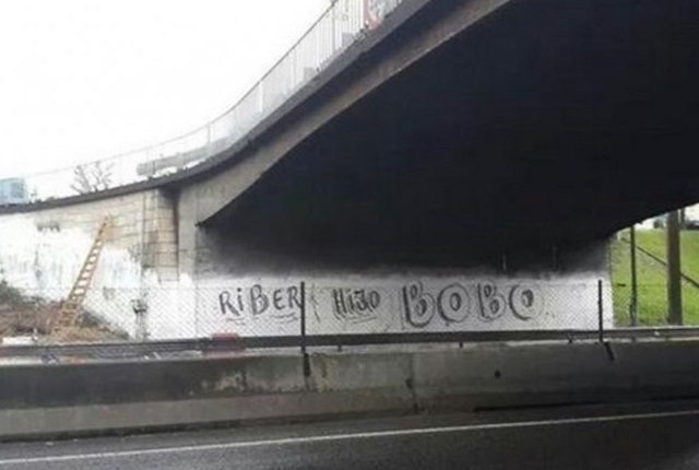 Los alrededores del Monumental aparecieron con carteles