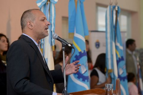 Buzzi encabeza actos por aniversario de Camarones