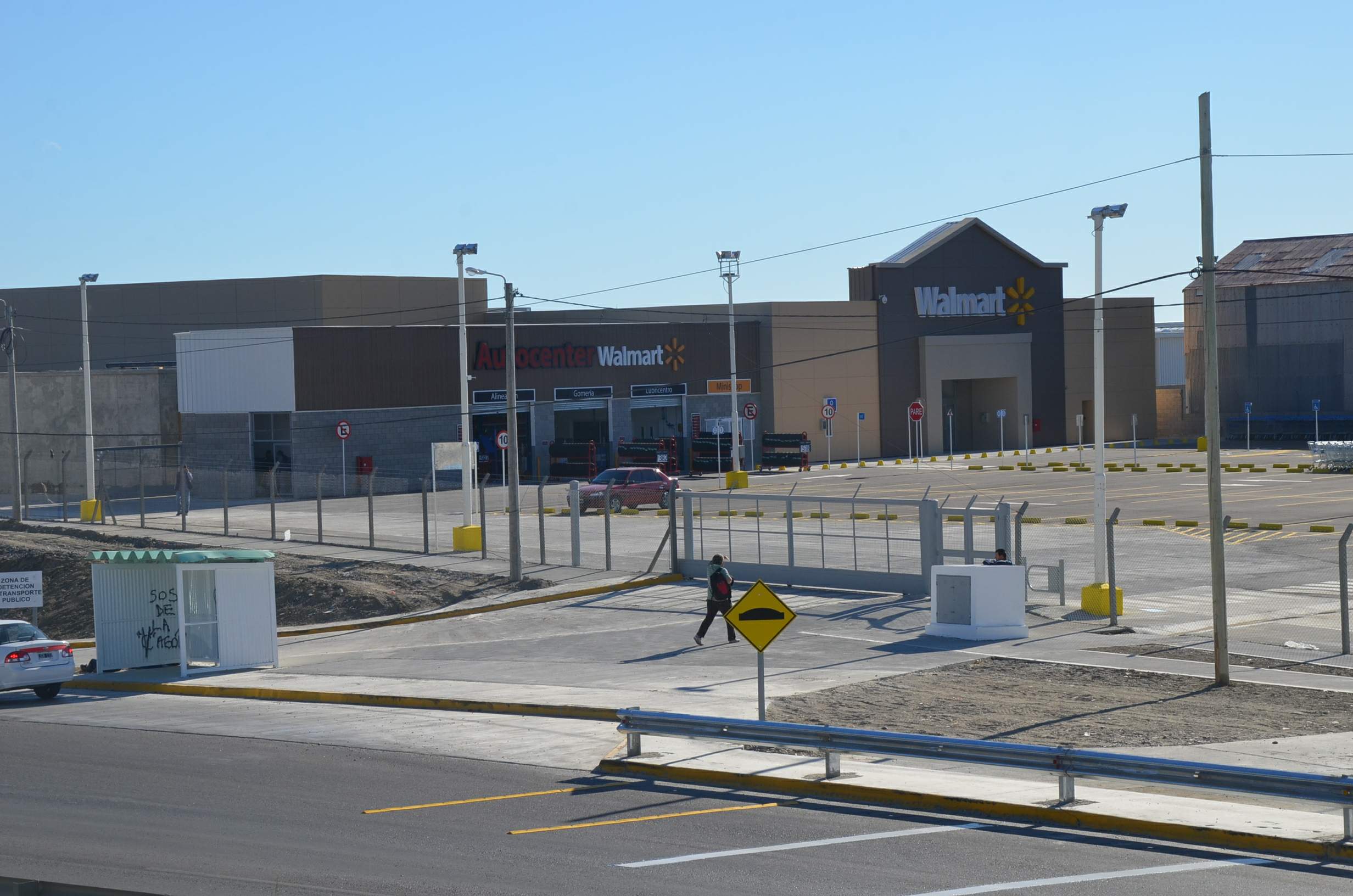 Un llamado evitó la clausura de WalMart en Km. 4