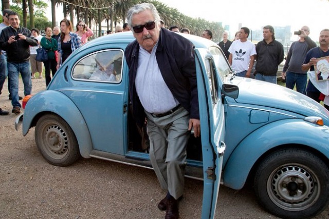 Mujica llegó a votar en su Fusca
