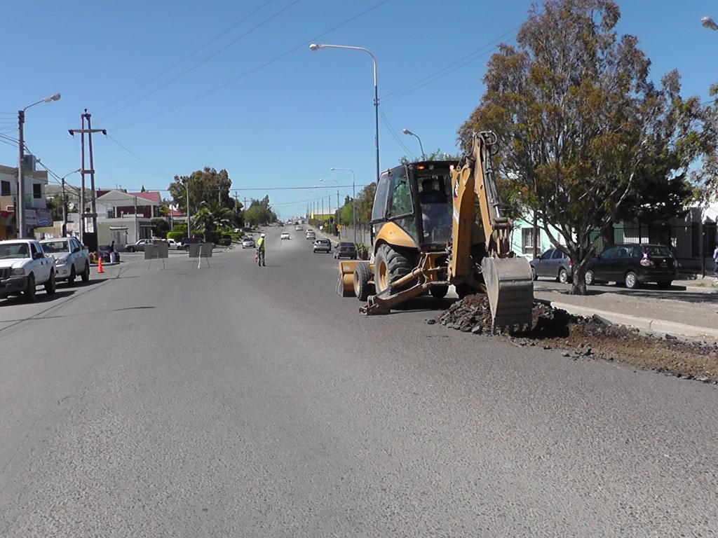 Repavimentan la avenida Tehuelches