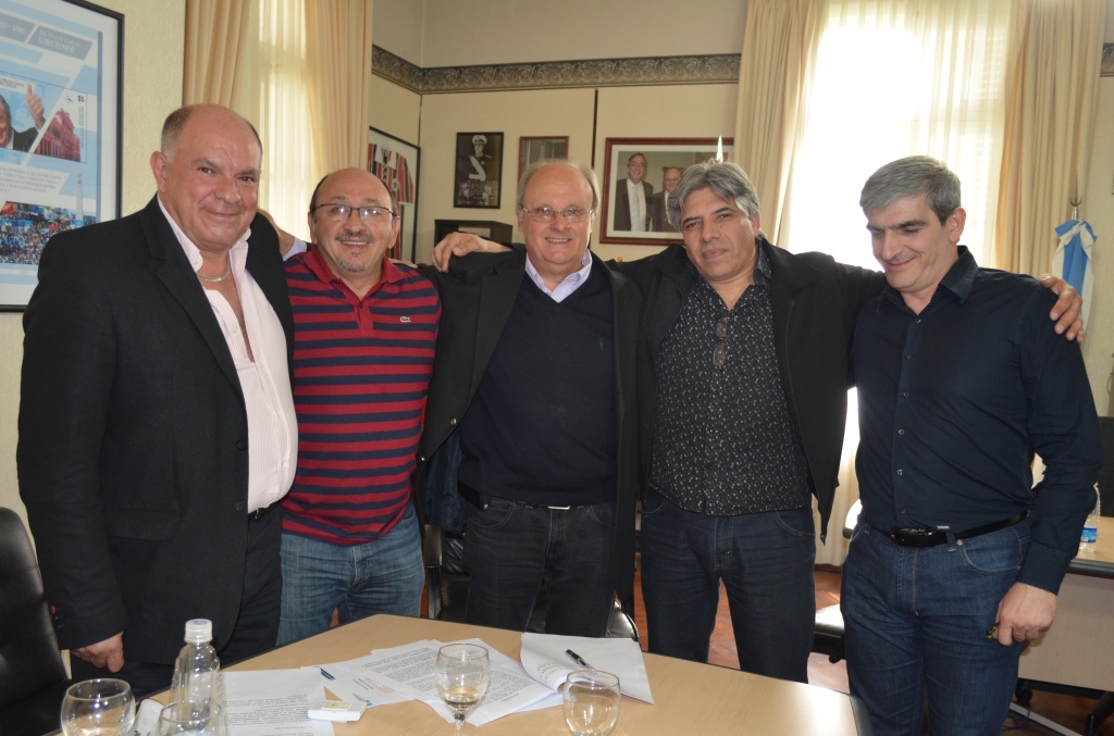 Ratifican en sus cargos a 117 empleados municipales