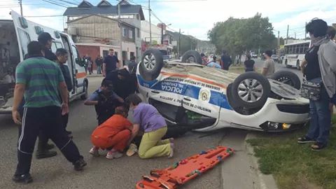 Volcó un patrullero en avenida Kennedy