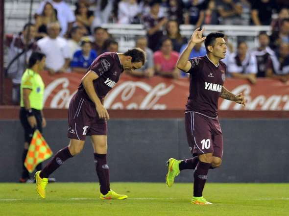 Polémico triunfo de Lanús para seguir prendido