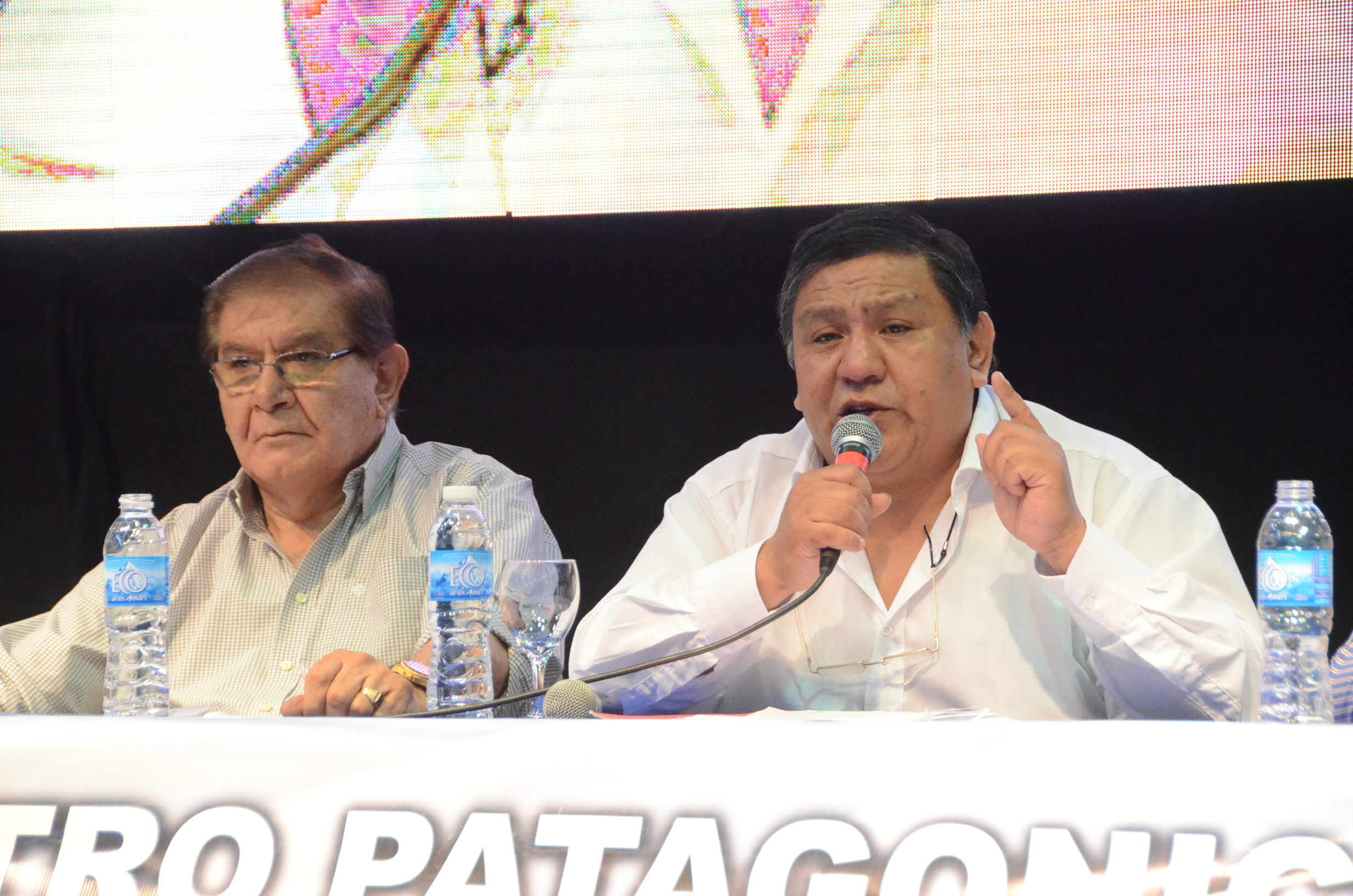 Los petroleros se acercan al arreglo