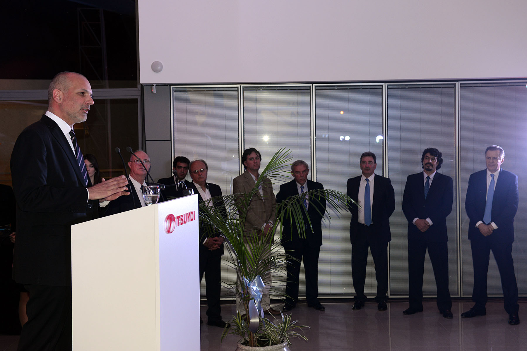 Buzzi valoró el aporte privado en la inauguración de una concesionaria