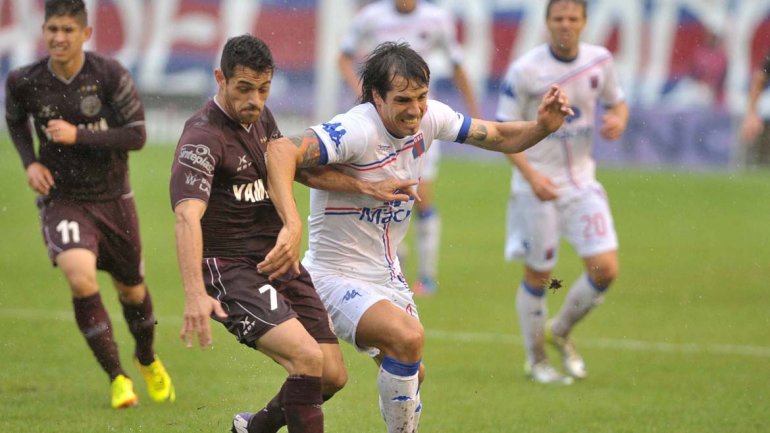 Tigre goleó a Lanús y le impidió llegar a la punta