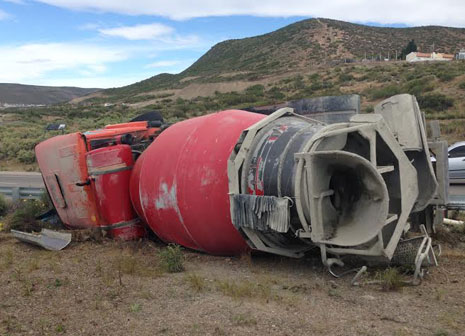 Un camión mixer volcó en acceso a Rada Tilly