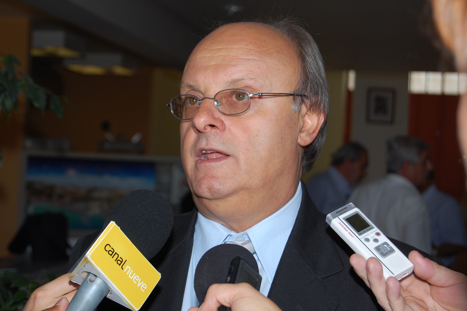 Di Pierro se bajo el sueldo y el de la planta política