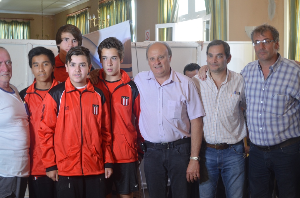 Entregan aportes a instituciones deportivas