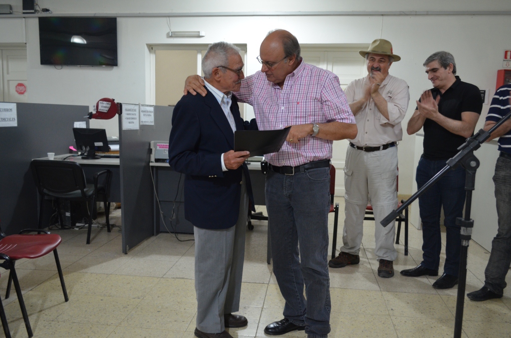 Entregan 40 títulos de propiedad a vecinos