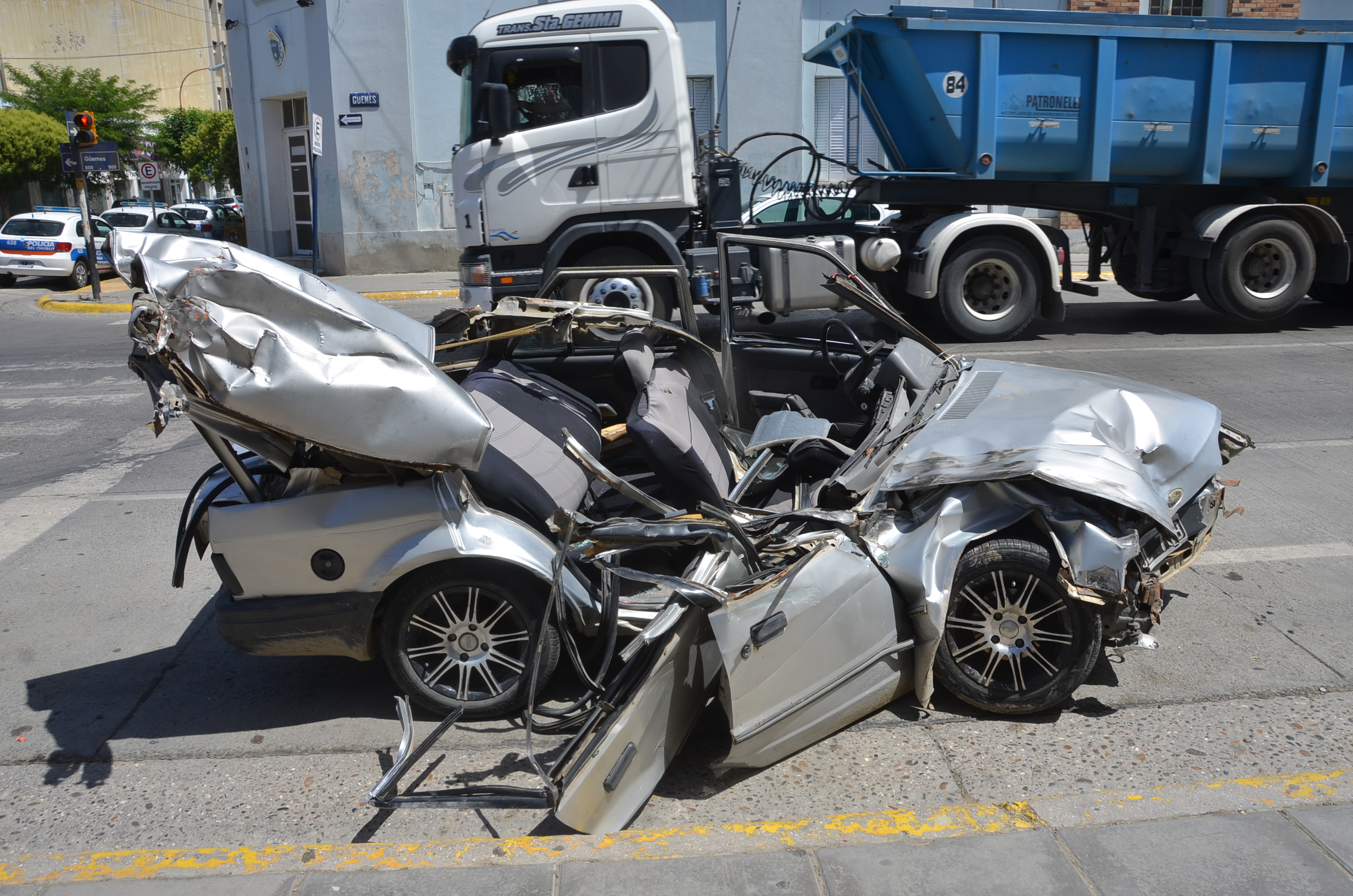 Quedó bajo un camión y se salvó de milagro