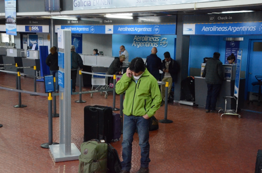 Instalaron pantallas acrílicas en el aeropuerto