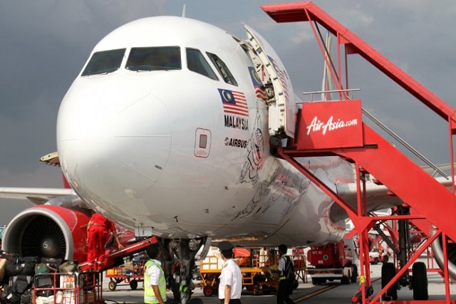 Desapareció un avión de AirAsia con 162 personas a bordo