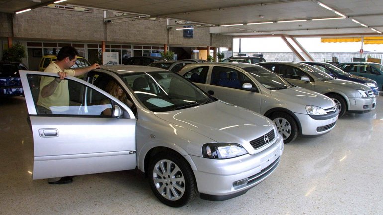 La venta de autos nuevos cayó un 37,6%