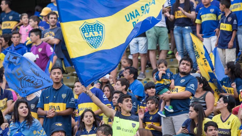 Hinchas de Boca celebran su día en la Bombonera