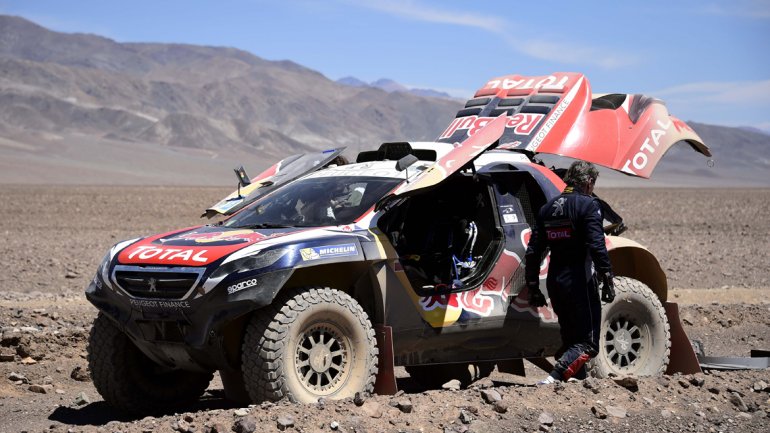 Ex campeón del Rally Dakar volcó