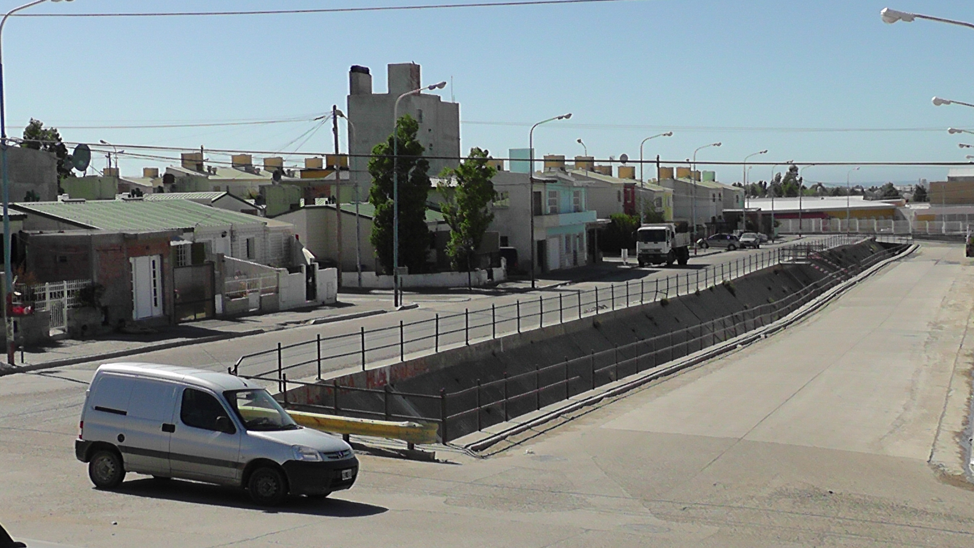 El Moure inaugura pavimento con fondos de la Ley de Hidrocarburos