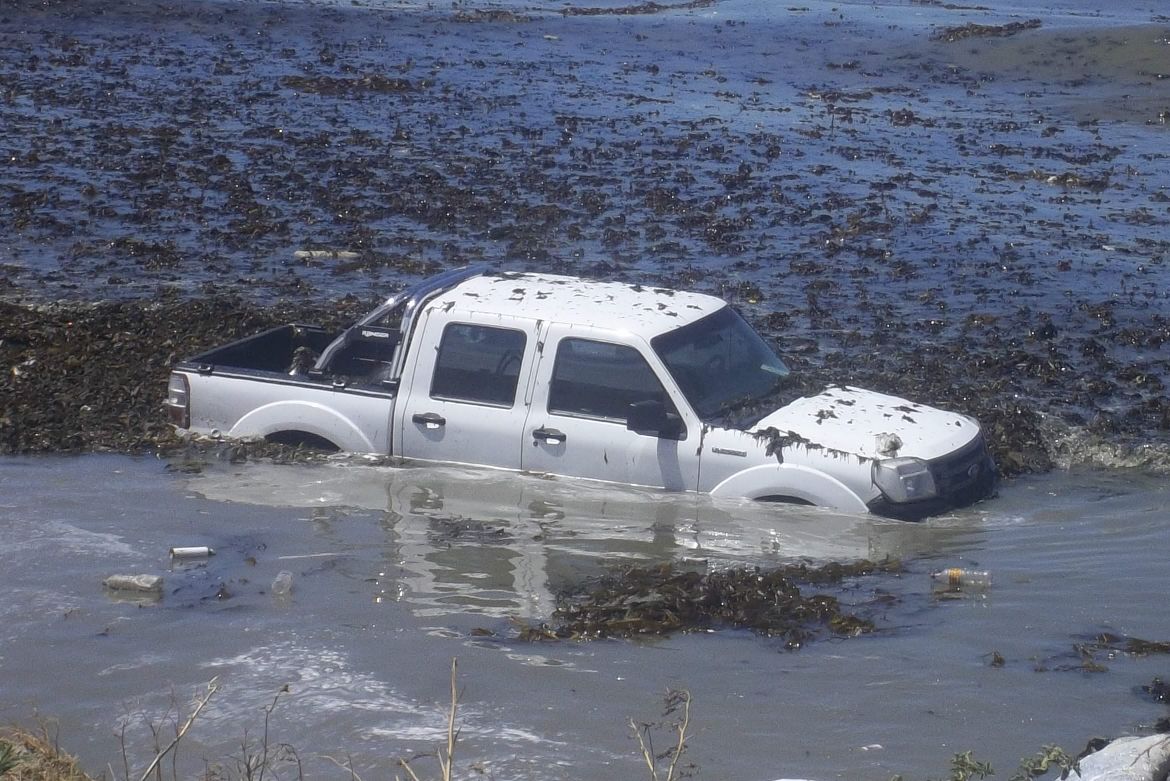 Una Ranger quedó tapada por el agua en la playa
