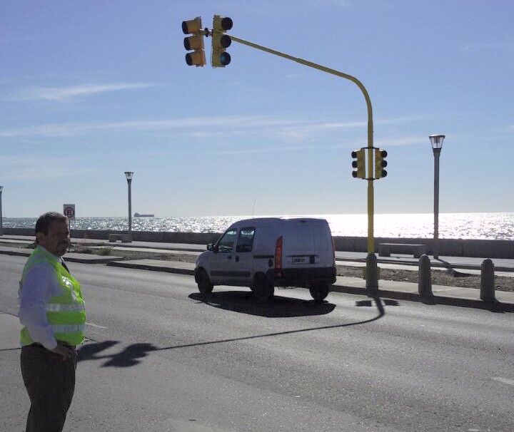 Se puso en marcha un semáforo en Av. Ducós