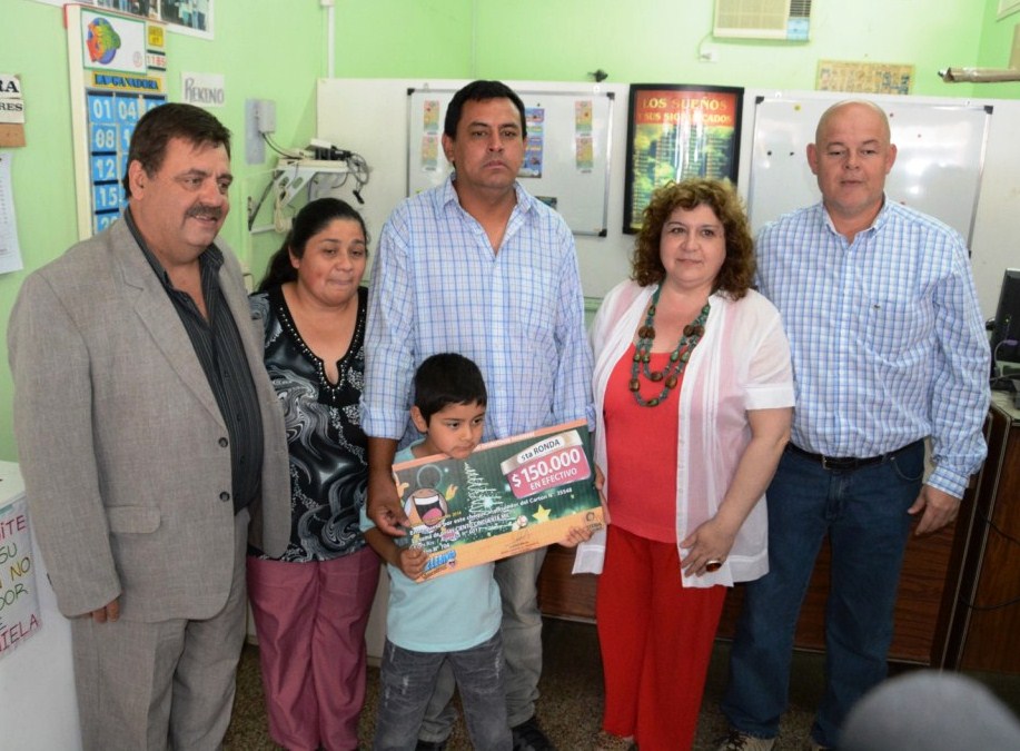 Entregan el primer premio de 2015 del Telebingo