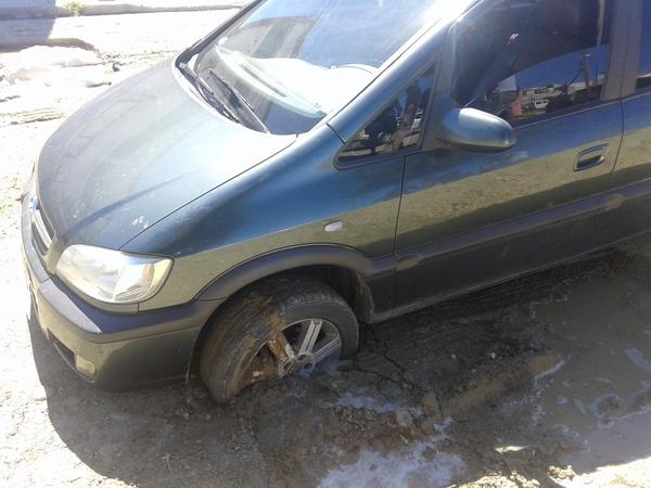 Se hundieron vehículos en avenida Roca