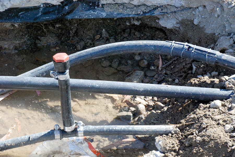 Preocupa cruce de cables y cañerías en la vereda del Liceo