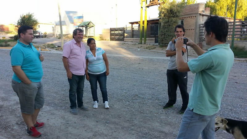 Lorenzo, de caminata por Gaiman, charló con los vecinos