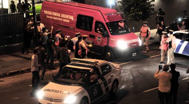 “Nisman se hallaba en el suelo con un arma de calibre 22”