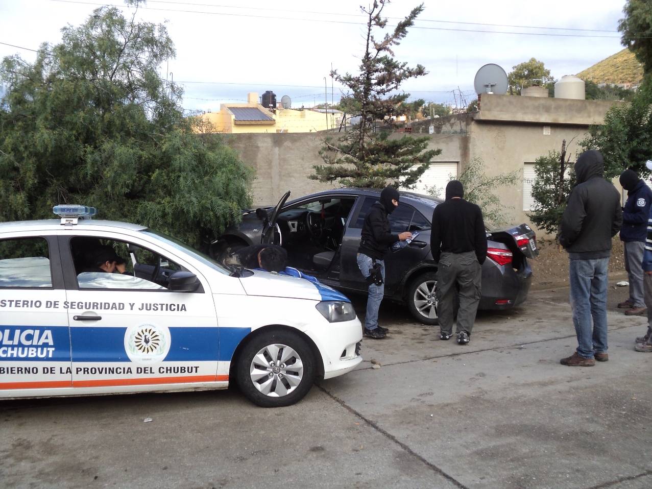 Secuestran casi 30 kilos de droga y 1 millón de pesos