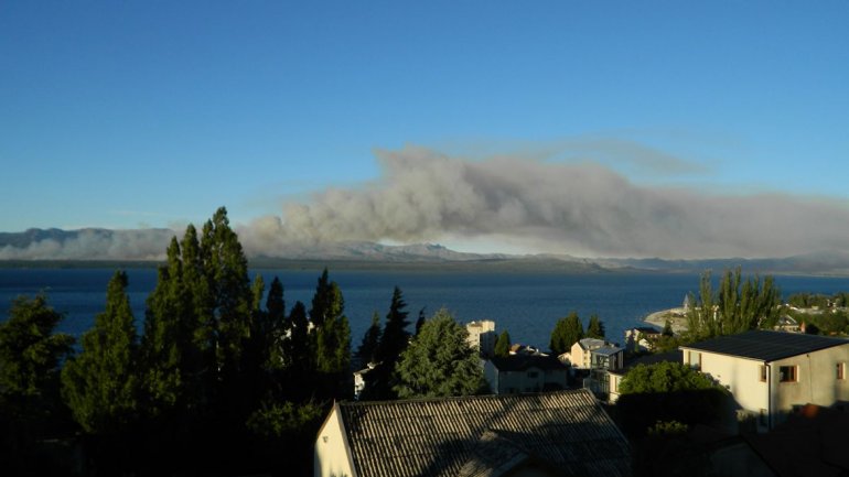 Incendio en la Ruta 40 cerca de Villa La Angostura