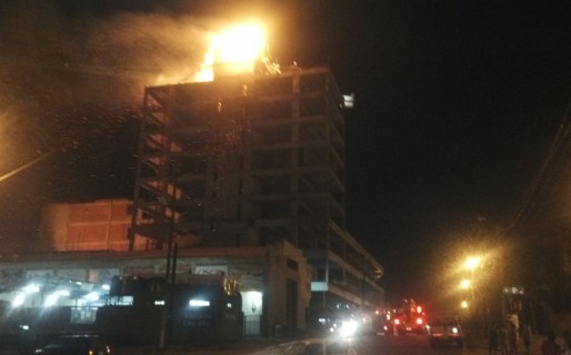 Incendio en obra de Petroleros Jerárquicos: Apagaron el fuego en la última loza