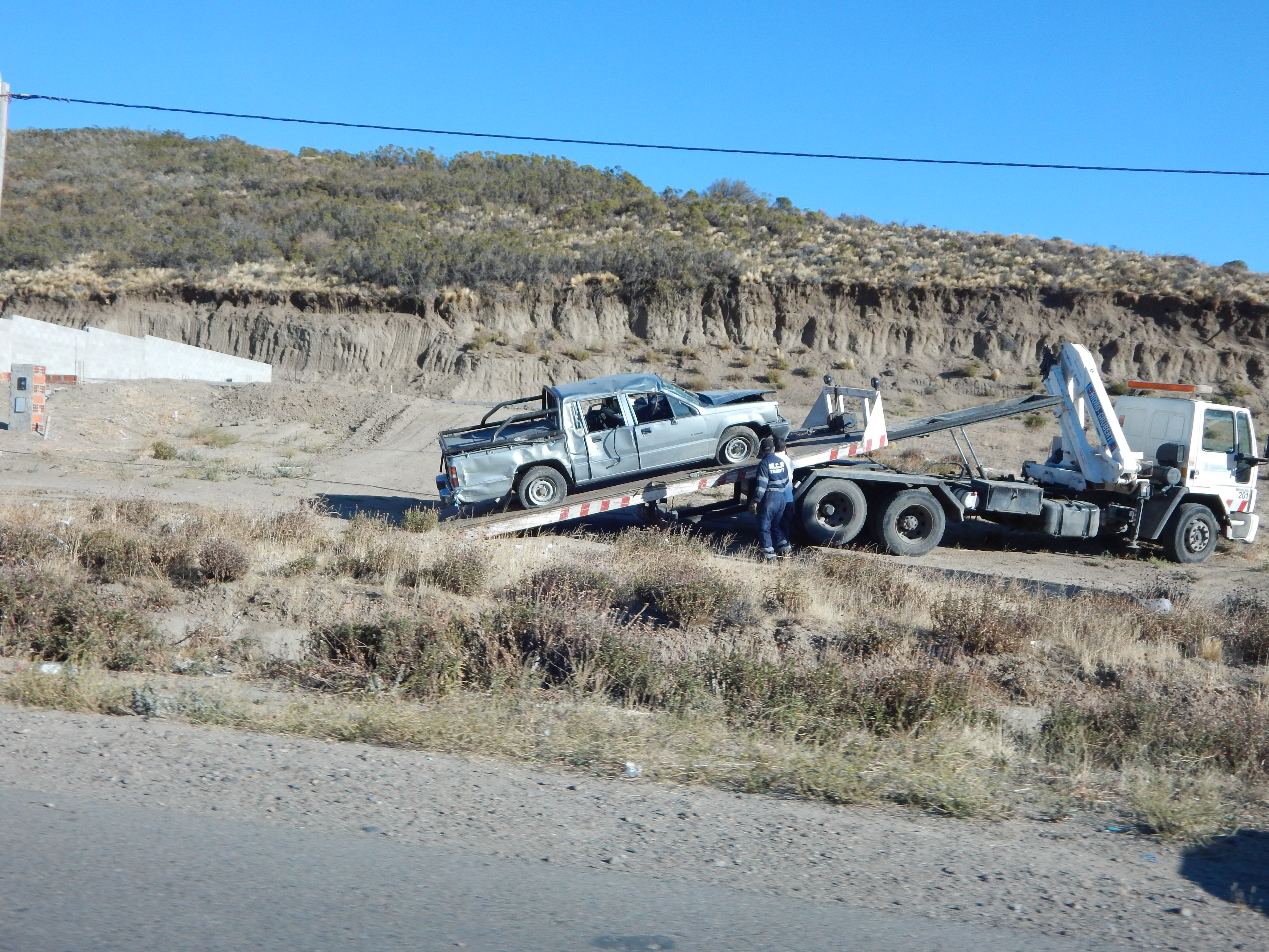 Una camioneta volcó en el camino Roque González