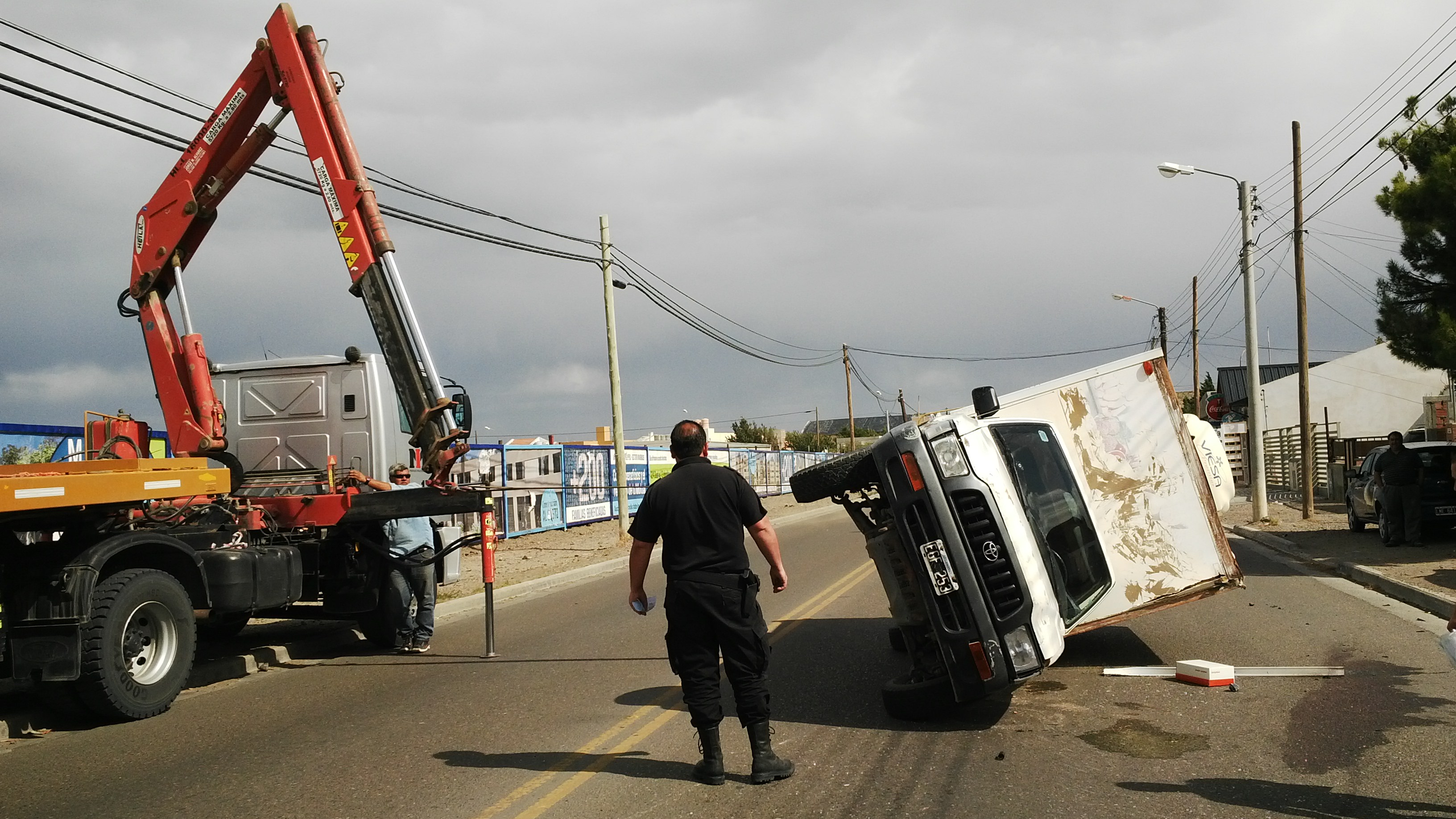 Una camioneta volcó en km. 5