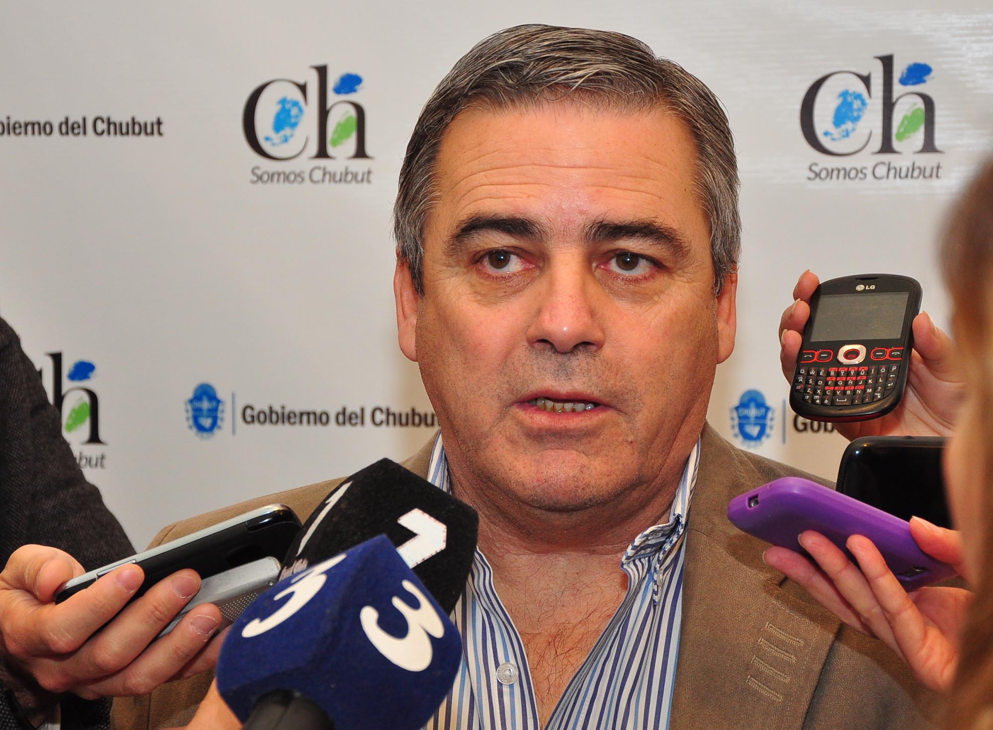 “No se puede democratizar con una monarquía”