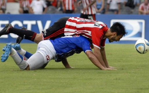 Estudiantes superó a Godoy Cruz y trepó a la cima