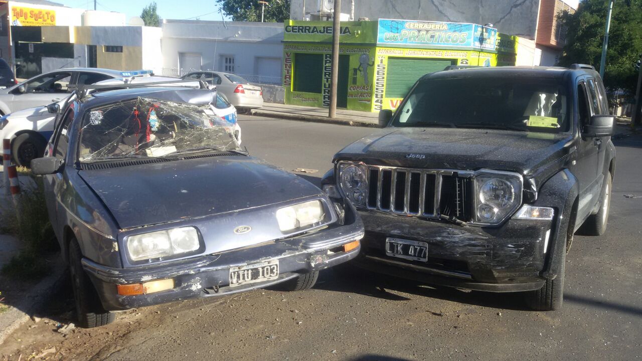 Fuerte colisión en Alsina y Dorrego