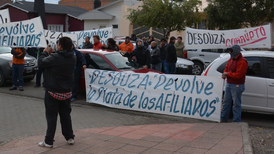 Santa Cruz: Petroleros escracharon a De Souza