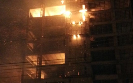 Voraz incendió en la sede de Petroleros Jerárquicos