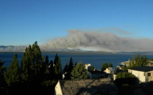 Piden precaución en ruta 40 por humo de incendio de bosques