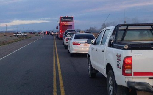 Obreros de Austral Construcciones cortan la ruta 3