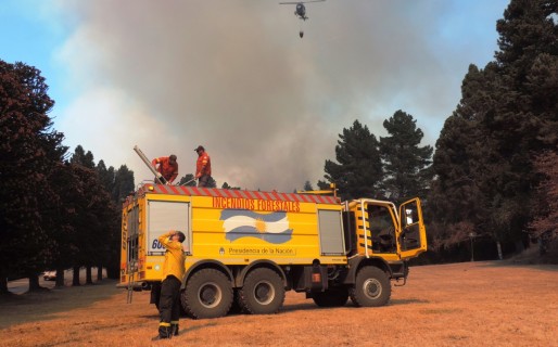 300 brigadistas, aviones hidrantes y helicópteros combaten el incendio de El Hoyo