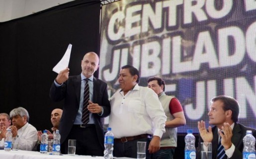 Buzzi sale a bancar la movilización de los Petroleros