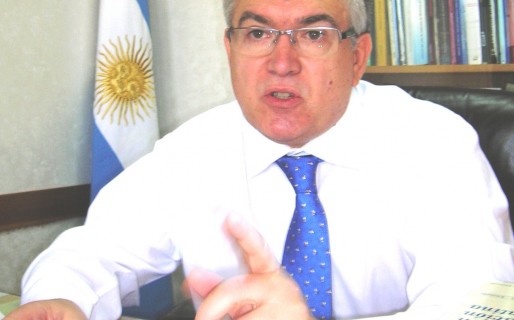 Pais no descarta ser el candidato a senador de Buzzi