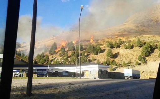 La Policía evitó un incendio detrás de la estación de servicio en Esquel
